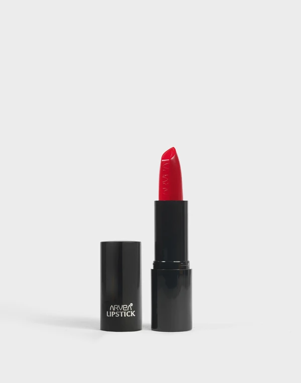 تتميز أحمر شفاه SO GLAM من ARVEA بتركيبتها الغنية بالألوان وقوامها الكريمي الذائب، حيث تنساب بسلاسة على الشفاه لتمنحها طبقة ناعمة وتغطية عالية من أول استخدام.
