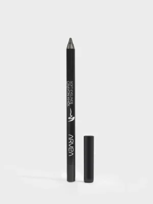 قلم كحل أرفيا ناتشر Kohl Pencil بتصميم انسيابي، يظهر في خلفية درامية غامضة مع تأثيرات دخانية ناعمة تبرز حدة اللون الأسود وسهولة الدمج.
