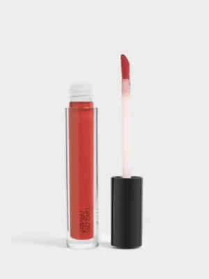 ملمع شفاه مطفي Lipgloss Mat N2 من أرفيا ناتشر بلون أحمر كلاسيكي مطفي، يظهر في تصميم احترافي مع خلفية حريرية وظلال ناعمة تبرز أناقة المنتج وجودته الطبيعية.